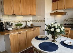 Kuchyň nebo kuchyňský kout v ubytování Cozy Apartment by the Forest