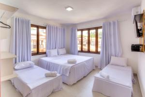 Village do Bosque - Rede Tonziro في بورتو سيغورو: غرفة نوم بسريرين ونوافذ