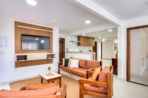 Village do Bosque - Rede Tonziro في بورتو سيغورو: غرفة معيشة مع أريكة وتلفزيون