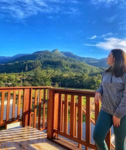 Chalé Mirante في برايا جراندي: جلسه نسائيه على سطح مطل على جبل