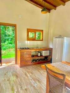 Chalé Mirante في برايا جراندي: مطبخ مع ثلاجة وطاولة +10 صور