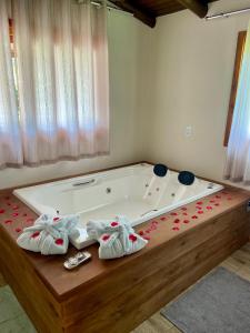 Chalé Mirante في برايا جراندي: حوض جاكوزي في غرفة بها منشفتان