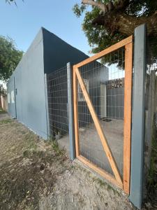 Το κτήριο όπου στεγάζεται  η παραθεριστική κατοικία +3 φωτογραφίες