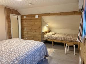 En eller flere senge i et værelse på Villa Breikki, Sastamala