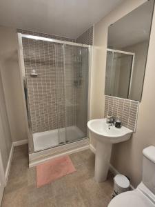 Ένα μπάνιο στο Beautiful Home in Wolverhampton! +22 φωτογραφίες