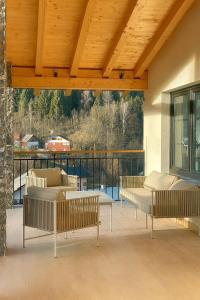 a patio with benches and tables on a roof at Cabana Roua in Borsa