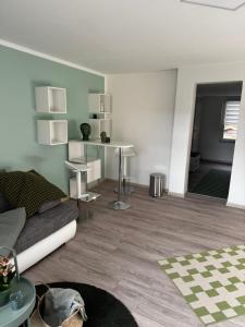 una sala de estar con un sofá y una mesa en Zum Herold, en Thale 1 foto más