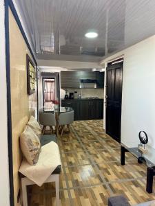 Una cocina o cocineta en donde la abuela Josefa 3 fotos más