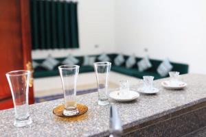 Un grupo de vasos colocados encima de un mostrador. en Magic Place Luxor, en Luxor