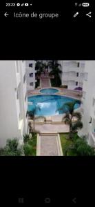 apartement avec piscine résidence sécurisée meublé confort jnan dalia Boznika في بن سليمان: صورة لحوض سباحة بين مبنيين