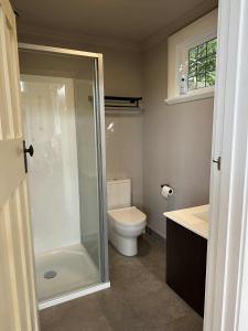 Ένα μπάνιο στο Kina Beach Cottages