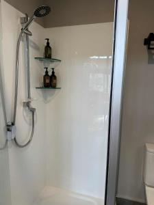 Ένα μπάνιο στο Kina Beach Cottages +26 φωτογραφίες