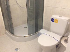 een badkamer met een toilet en een glazen douche bij Hotel Travel in Lviv
