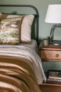 Avoca Studio في ريتشموند: غرفة نوم بسرير وموقف ليلي مع مصباح