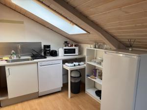 Cozy Apartment in Billund في بيلوند: مطبخ مع حوض وميكروويف