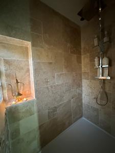 Et badeværelse på Gîte le Saint-Honoré