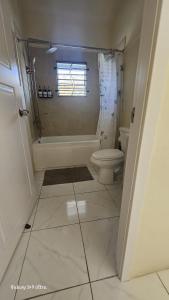 Luxury Stay in Quiet Community في بورتمور: حمام مع حوض ومرحاض ونافذة