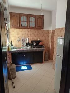 Appartement Familial Proche Aeroport Bab Andalous Tanger في طنجة: مطبخ مع حوض وطاولة عمل
