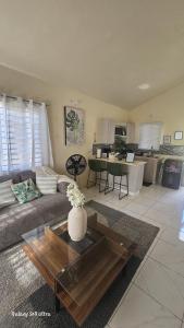 Luxury Stay in Quiet Community في بورتمور: غرفة معيشة مع أريكة وطاولة