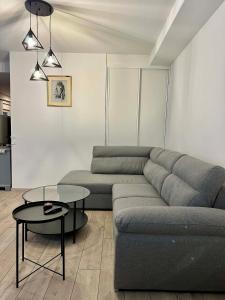 een woonkamer met een bank en een tafel bij Vodno Apartment - Top location and private parking in Skopje