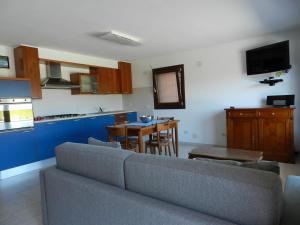 GermignagaにあるCASA ELENA 1のリビングルーム(ソファ、テーブル付)、キッチンが備わります。