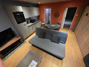 Una sala de estar con un sofá y una cocina. en Le Rouge Gorge Curieux, en Vresse-sur-Semois 15 fotos más