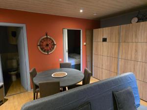 Photo de la galerie de l'établissement Le Rouge Gorge Curieux, à Vresse-sur-Semois