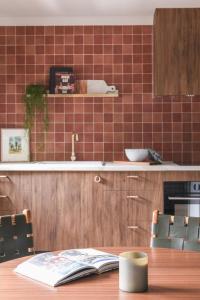 Avoca Studio في ريتشموند: مطبخ مع طاولة خشبية مع كتاب عليها