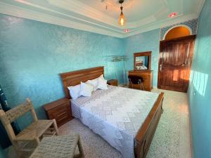 Un dormitorio con una cama y una silla dentro. en Anza Lighthouse, en Agadir