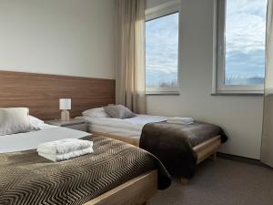 Ένα ή περισσότερα κρεβάτια σε δωμάτιο στο Pokoje Dębowa Góra