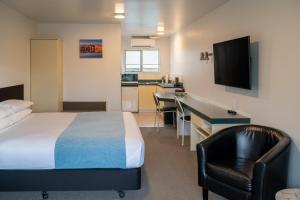 Giường trong phòng chung tại Colonial Manor Motel +6 ảnh