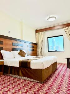 a hotel room with a large bed in a room at Mizab Hotel From Nebras Alhuda in An Naqāʼ