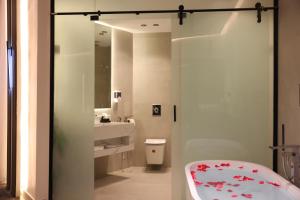 Ένα μπάνιο στο Jood Alula Apartment