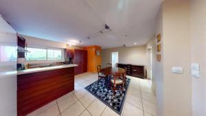 eine Küche mit einem Tisch und einigen Stühlen in der Unterkunft Djimmy hébergement in Saint-Herblain + 5 Fotos