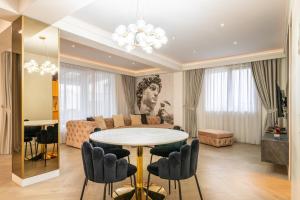 Et opholdsområde på Rooftop Palette Retreat - Luxury 2BR with Patio