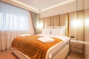 En eller flere senge i et værelse på Rooftop Palette Retreat - Luxury 2BR with Patio