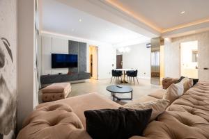 Et tv og/eller underholdning på Rooftop Palette Retreat - Luxury 2BR with Patio