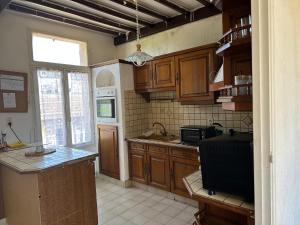 Køkken eller tekøkken på Montluçon Centre ville maison