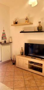 Μια τηλεόραση ή/και κέντρο ψυχαγωγίας στο Appartamento Albachiara