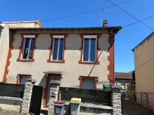 Bygningen som feriehuset ligger i + 6 billeder