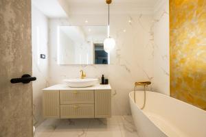 Et badeværelse på Rooftop Palette Retreat - Luxury 2BR with Patio + 30 billeder