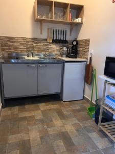 Apartments & Wellness Diva في Sint Jozefsdal: مطبخ مع حوض وطاولة عمل