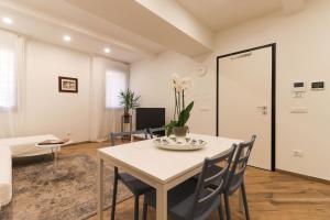 TV a/nebo společenská místnost v ubytování Appartamento 2 Leoni