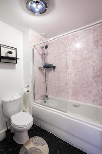 Ένα μπάνιο στο Modern 2 Bed Apartment with Free Parking