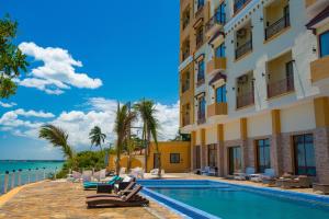 Bazén v ubytování Golden Tulip Zanzibar Resort nebo v jeho okolí