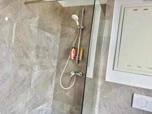 Ένα μπάνιο στο Stylish Modern Apartment with Patio near Vienna