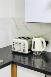 Η κουζίνα ή μικρή κουζίνα στο Modern 2 Bed Apartment with Free Parking +6 φωτογραφίες