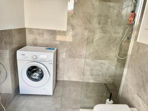 Ένα μπάνιο στο Stylish Modern Apartment with Patio near Vienna