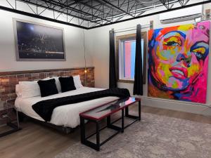 Rúm í herbergi á The Keon Hotel