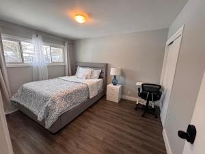 En eller flere senge i et værelse på Luxe Living Prime Location